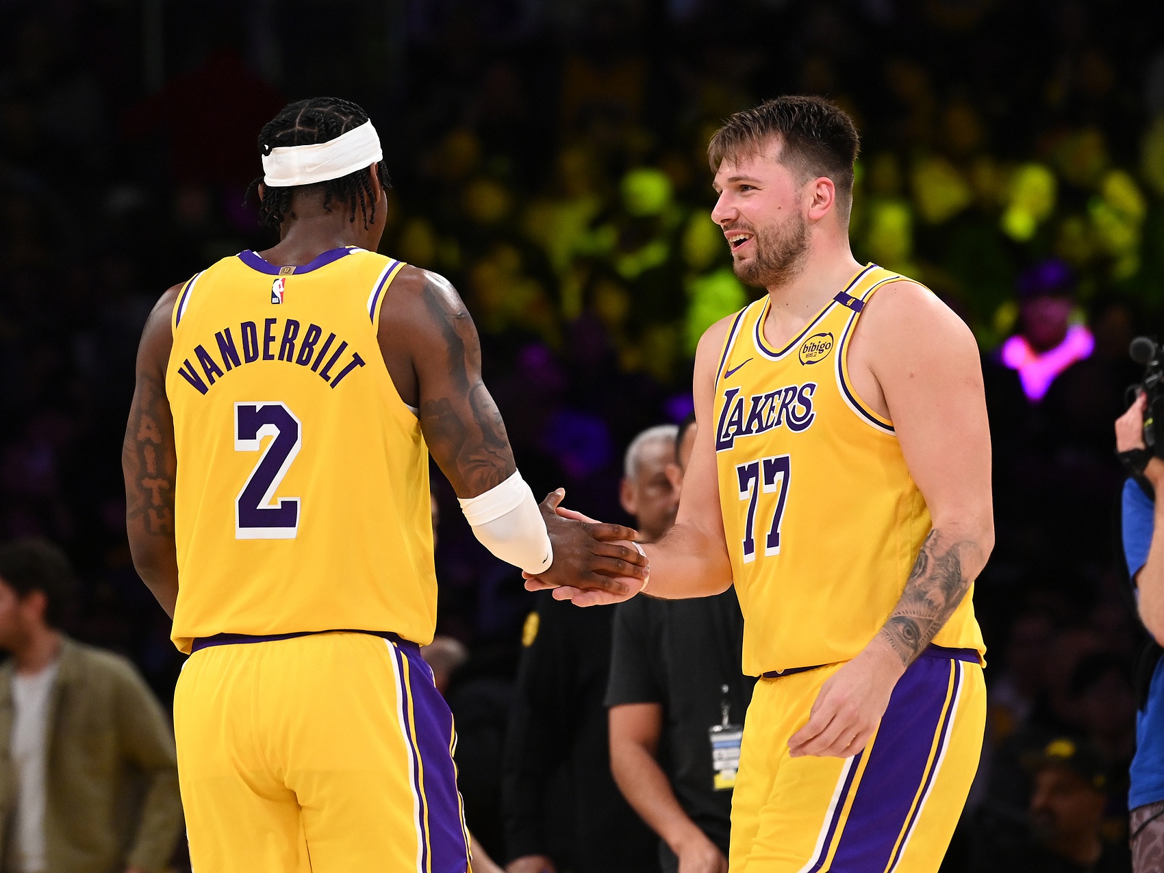 pp电子-😂东契奇和范德比尔特互动：你没弹跳 后者：比你强